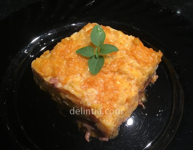 pie with sweet corn and ground beef