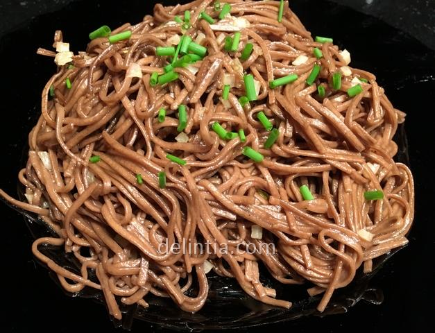 Soba noodles with garlic