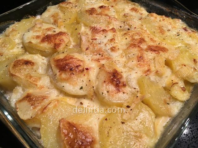 French dish with potatoes, reblochon cheese, lardons and onions