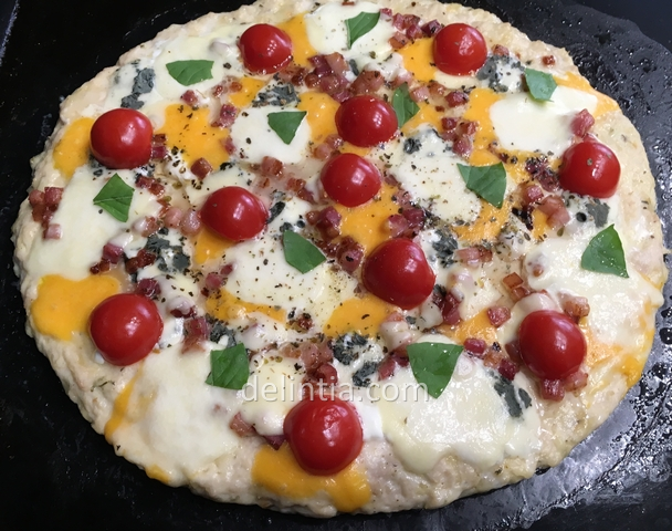 Low carb keto chicken crust pizza