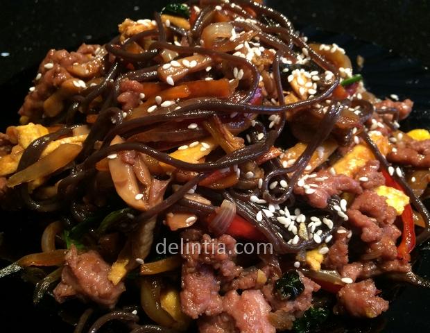 Black noodles with vegetables and meat
